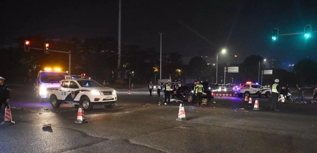 东莞一女司机连撞4车后跪地求饶......