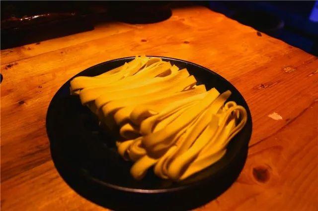 最火爆宵夜！49.9元张三疯烧烤3-4人餐招牌烤鱼（魔芋+豆腐条+豆芽）+烤鸡翅尖6串+烤深海鱼丸4串......