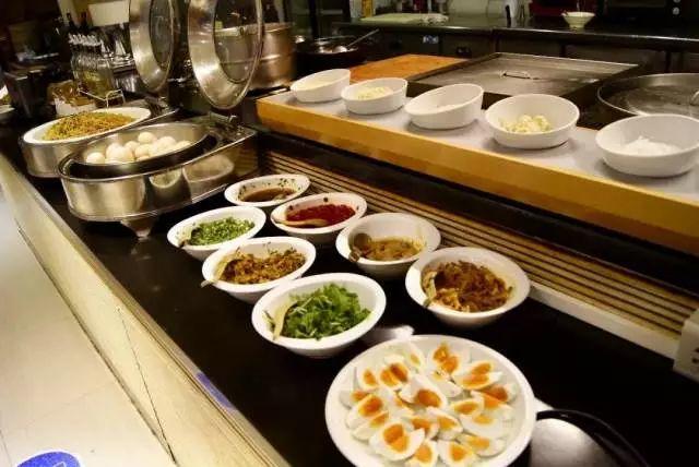8元抢自助2餐+12小时温泉水疗+恒温游泳池+干蒸+汗蒸+电影院+休息厅，周末通用不加收～"