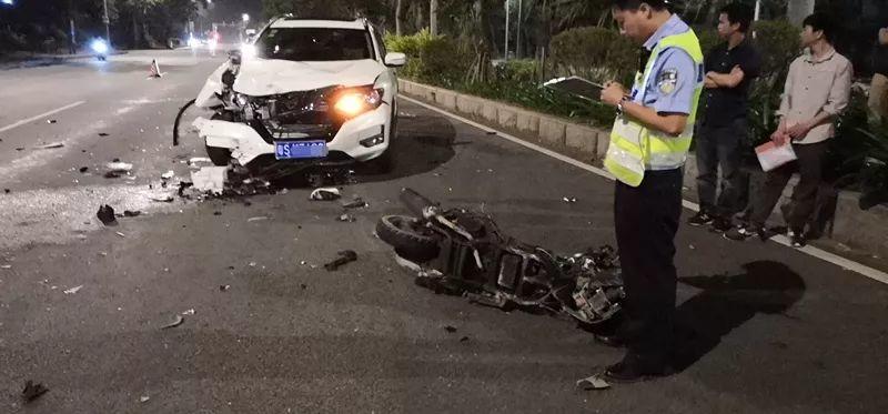 东莞摩托男3人逆行飞撞小车，瞬间弹飞空中5米高！