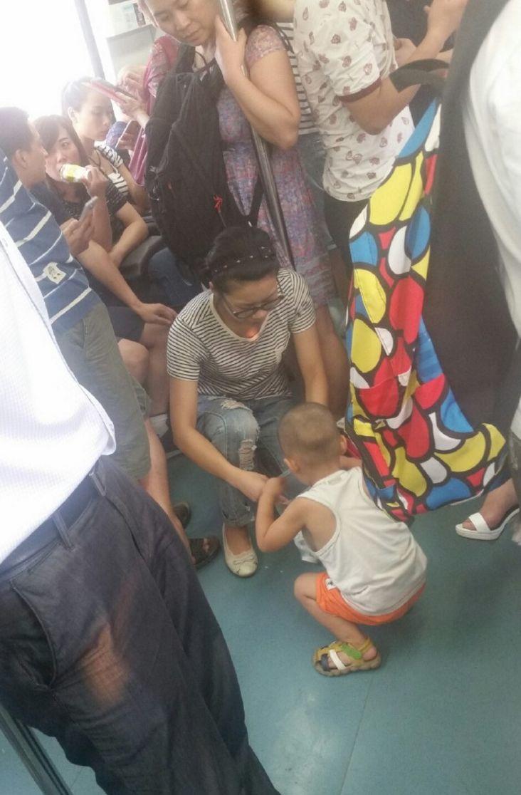 “妈妈，他凭什么骂我没教养？”广东5岁女孩偷拍照刷屏，无数父母被惊醒！