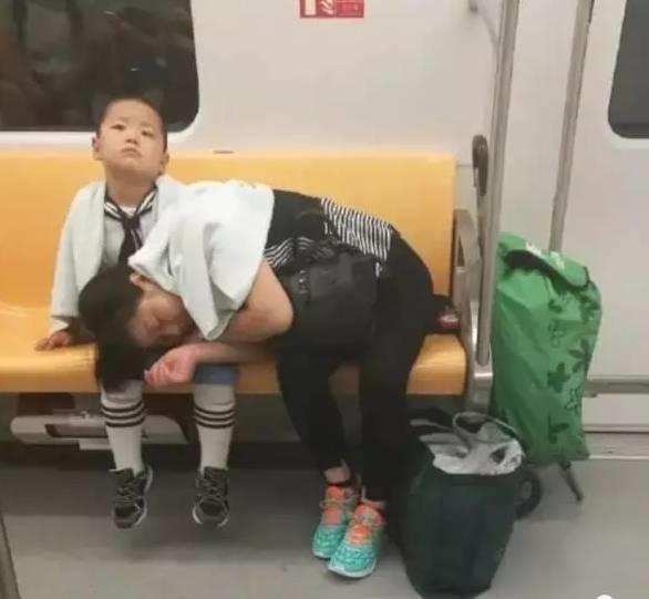 暖哭！男童地铁手写小纸片：让爸爸多睡会儿