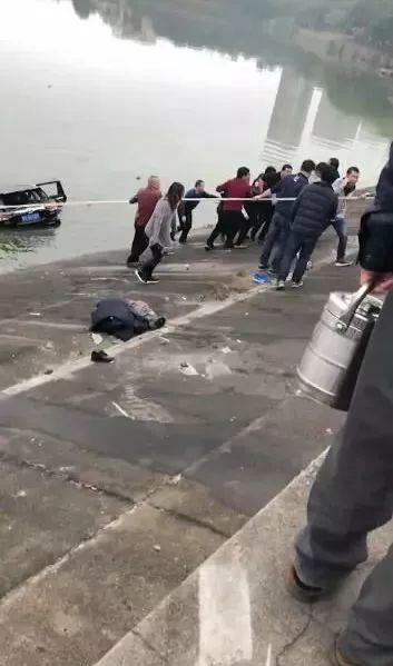 突发！东莞一小车坠湖司机被困！结局却让人感动！