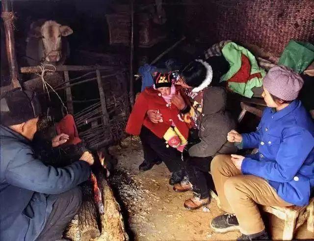 0年前，过年走亲戚老照片！满满回忆，你还记得多少？"