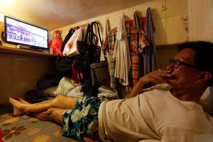 见过香港的"棺材房"，才知道自己住在东莞有多幸福！