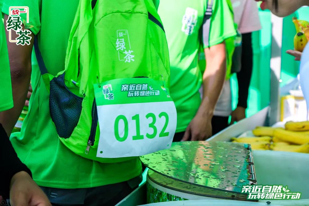 他来了，他来了，他脚踏单车过来了！