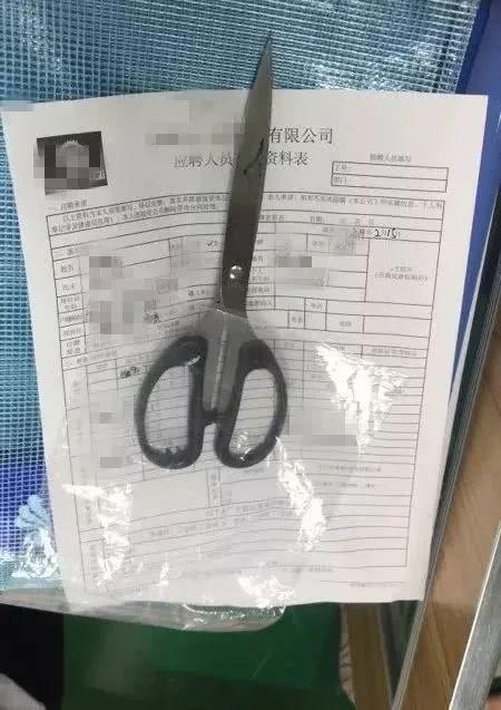 东莞男子拿剪刀自残相逼！原因竟让人哭笑不得