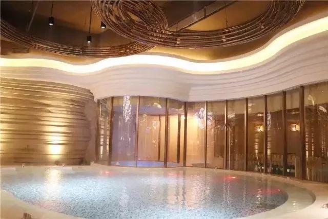 吃喝玩乐12个钟才99元！12小时净桑+2个自助餐+恒温游泳池+干蒸+汗蒸+榻榻米休息区+电影院！