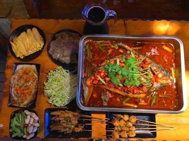 最火爆宵夜！49.9元张三疯烧烤3-4人餐招牌烤鱼（魔芋+豆腐条+豆芽）+烤鸡翅尖6串+烤深海鱼丸4串......