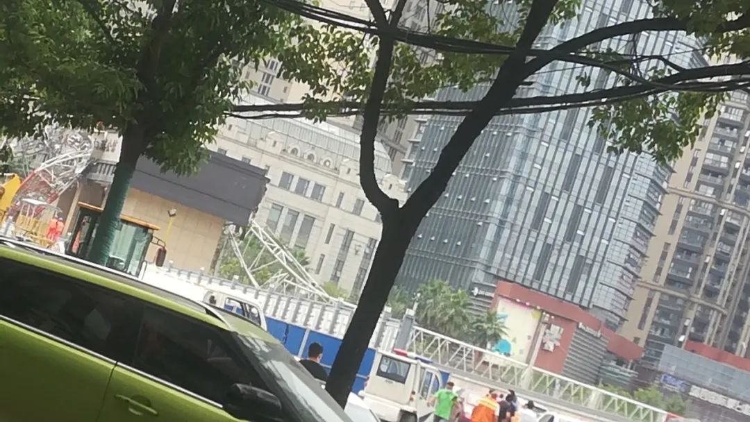 突发！武汉市一工地起重机侧翻，砸中路边车辆