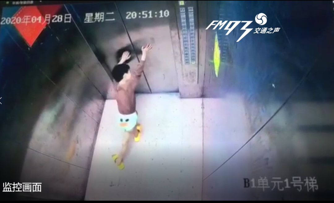 视频曝光！9岁男孩独自走进电梯，紧接着可怕的一幕发生了……