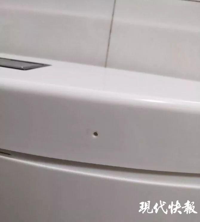 女大学生发现针孔摄像头，正对淋蓬头偷拍！更没想到的是……
