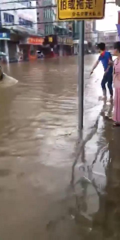 水浸街又来了！雷雨大风+暴雨预警生效！地质灾害预警三级！