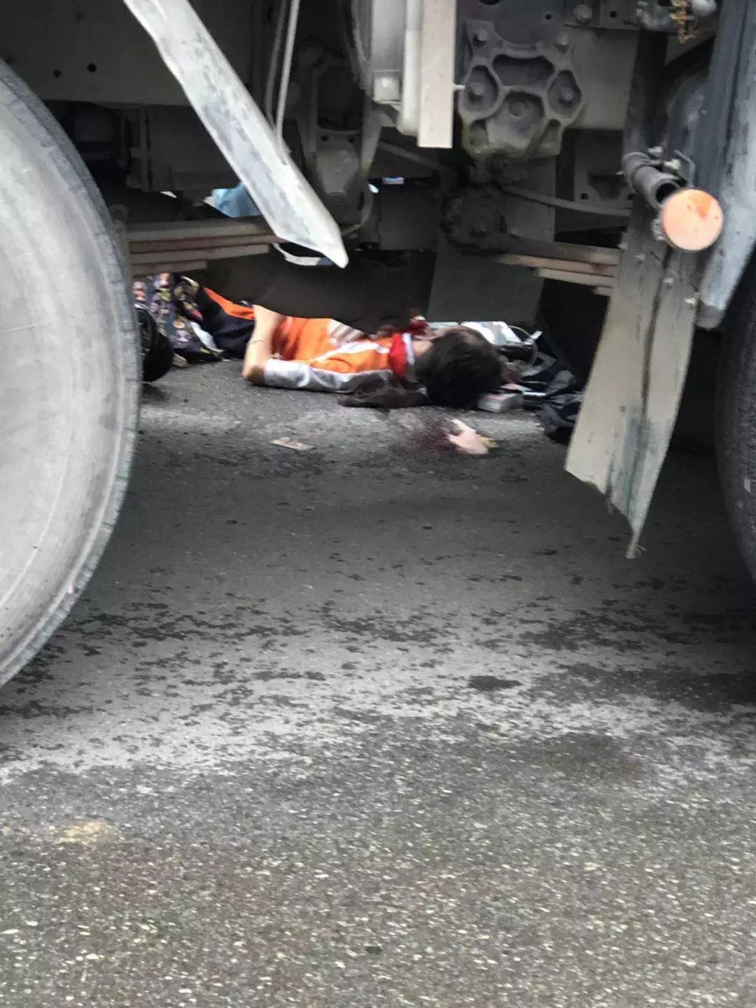 痛心！东莞女生骑车被货车撞倒，惨状太吓人……