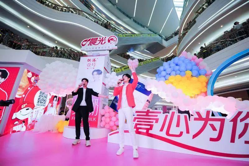 羡慕！这些人居然能和“小太阳”钟汉良拥抱！网友惊呼：儿童节变情人节！