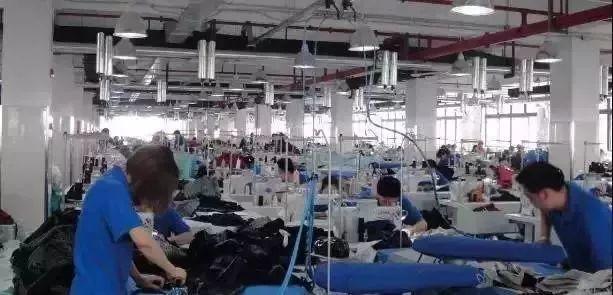 紧急通知！大型服装厂千万库存，借地亏本清仓，11月27日开抢！羊绒大衣低至39元起，金貂绒99元起，颗粒绒299元起，一件不留