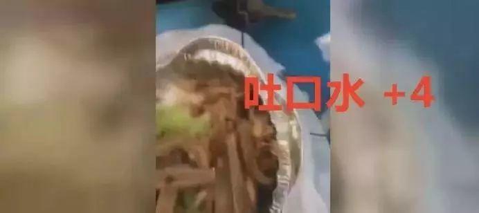 恶心！只因不下楼取餐，外卖员冲餐盒狂吐口水！