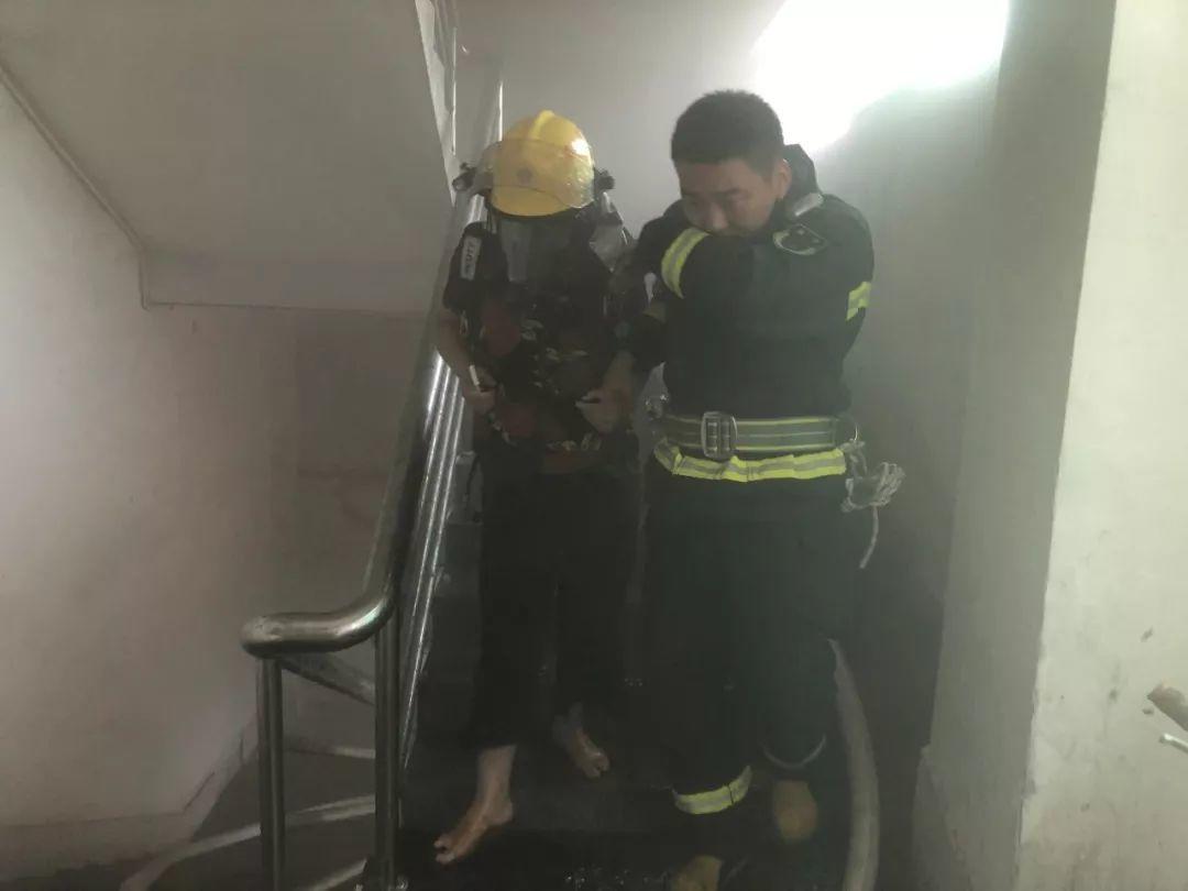 “母亲节”东莞一工厂突发火灾！一人被困！消防员舍命营救！