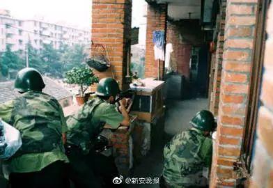 当年枪战视频曝光！色诱劫杀、身负7命的"蛇蝎美人"落网，其原身份竟是……