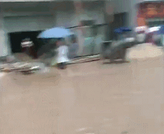 可怕！今早东莞多地严重水浸！未来几天将发生暴雨到大暴雨+8级大风.........