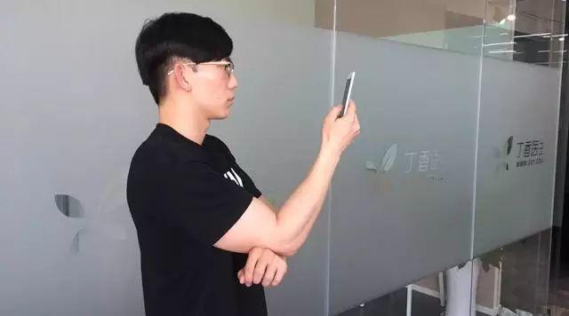 7岁小伙玩手机，突然全身麻木！险些瘫痪！@东莞人！这坏习惯赶紧改！"