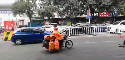 突发！东莞一行人被小车撞飞…这个路口，好多司机差点中招！