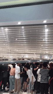 疯狂！今早优衣库抢购衣服场面一度混乱，视频看呆！