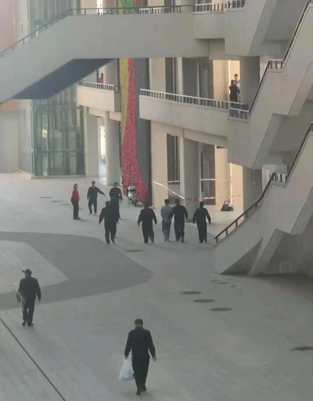 残忍! 广东一学生朝女生泼硫酸! 头发直接"融"了, 直冒烟! 致3人受伤!