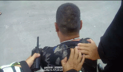 恐怖！东莞一男子持刀砍人，血流一地！