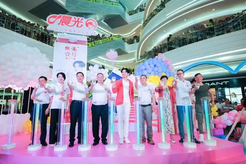 羡慕！这些人居然能和“小太阳”钟汉良拥抱！网友惊呼：儿童节变情人节！