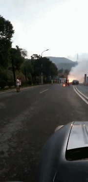 吓人！东莞一水库电缆“炸”了！不时有火苗窜出地面！