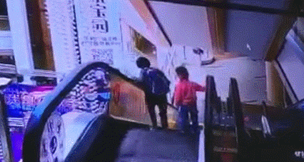 东莞妈妈抱娃乘扶梯，发生惨痛一幕！宝宝从3楼坠下身亡…