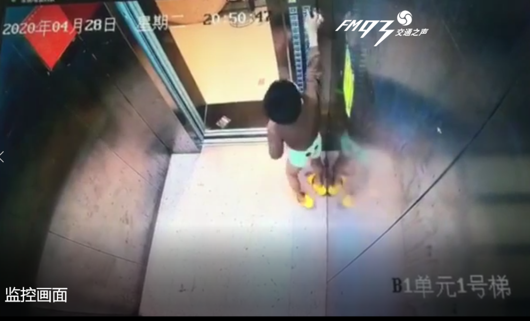 视频曝光！9岁男孩独自走进电梯，紧接着可怕的一幕发生了……
