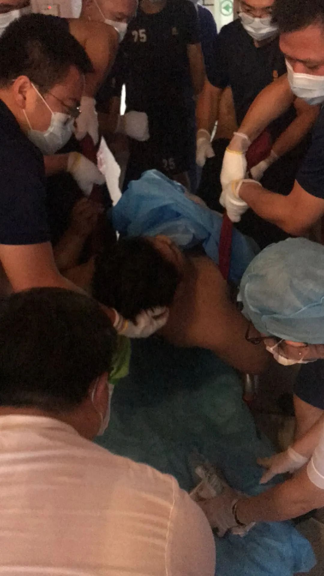 东莞醉汉头撞玻璃门鲜血直流！东莞人不要再劝酒了！