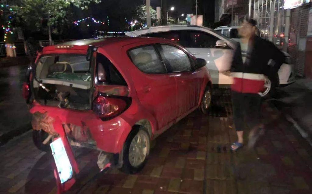 东莞一女司机连撞4车后跪地求饶......