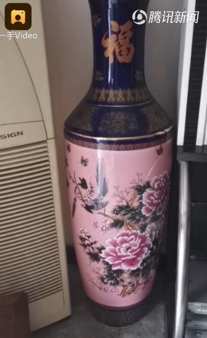 场面太壮观！男子私房钱暗藏花瓶被意外打碎，媳妇数了一上午！