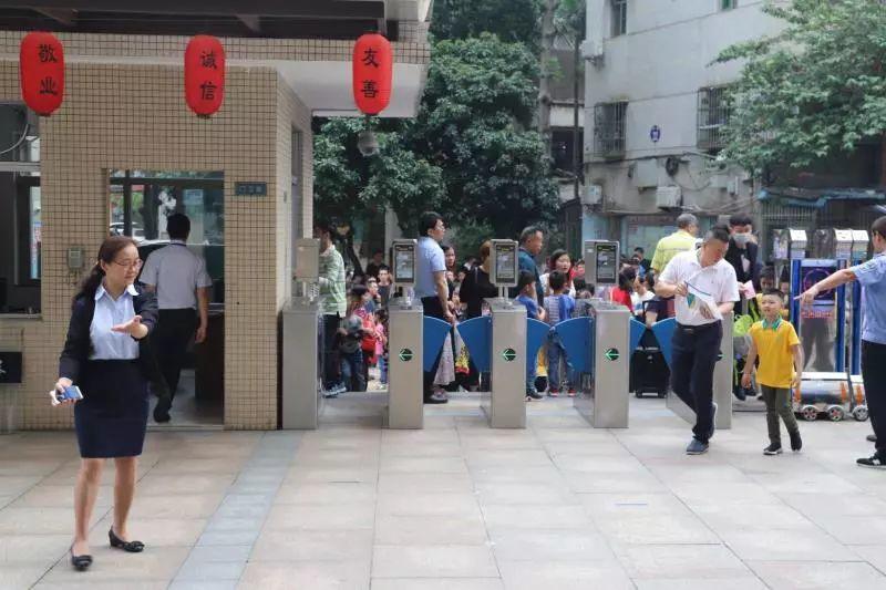今晨东莞多所学校门口被堵！朋友圈刷爆了！真相是……