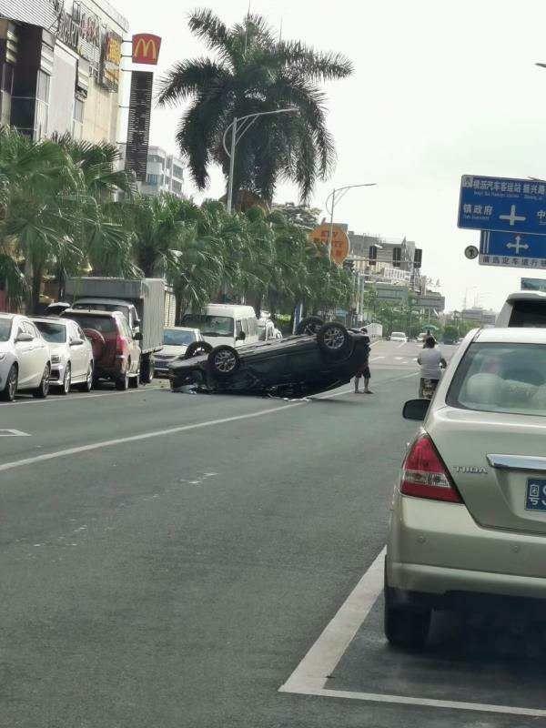 东莞一辆小车突然撞向路边停靠的货车！翻个四脚朝天！