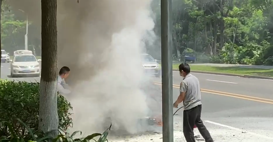 突发！东莞一小车在闹市爆燃起火！现场烈火冲天、浓烟滚滚、太吓人了……