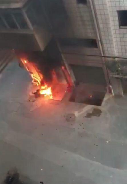 电动车充电又出事！现场火花四溅，爆炸声不断~