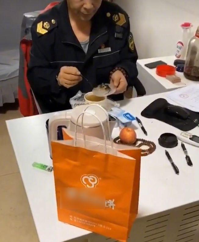 慎点！外卖粥里挖出一整只死老鼠！照片打“厚马”都想作呕...