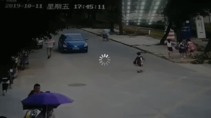 痛心！东莞男童空地上被货车碾压，视频曝光……