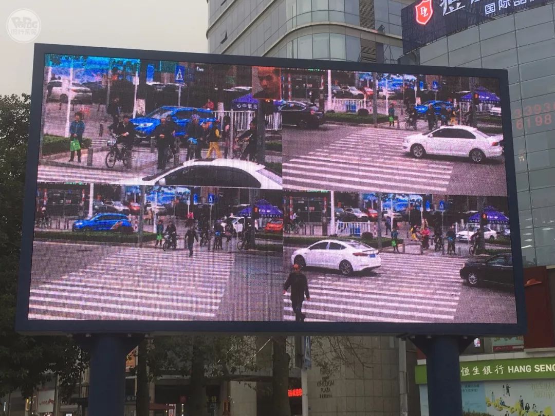 太羞耻了! 东城这个路口惊现巨型屏幕，其中画面"不堪入目"！