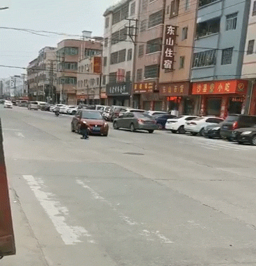 东莞一男子闹市上演多次“肉击”小车！真相是······