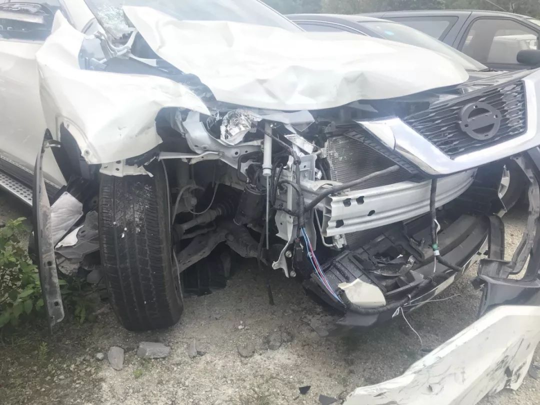 东莞摩托男3人逆行飞撞小车，瞬间弹飞空中5米高！