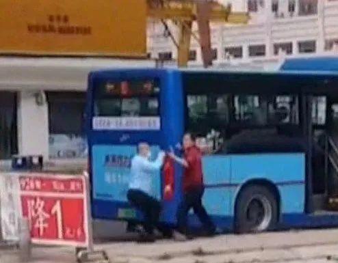 东莞一男子不戴口罩乘公交,还拿水果刀追打司机​