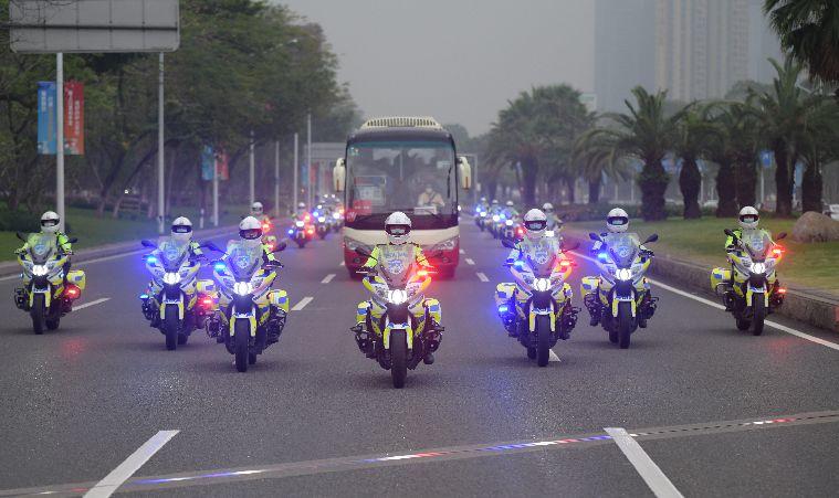 转发点赞！东莞英雄回来了！全城亮灯，第一张图就戳中泪点