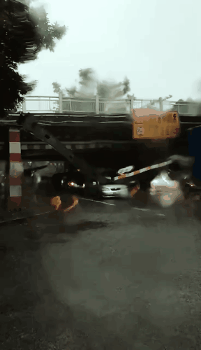 突发！东莞一限高架断塌砸中一辆小轿车！