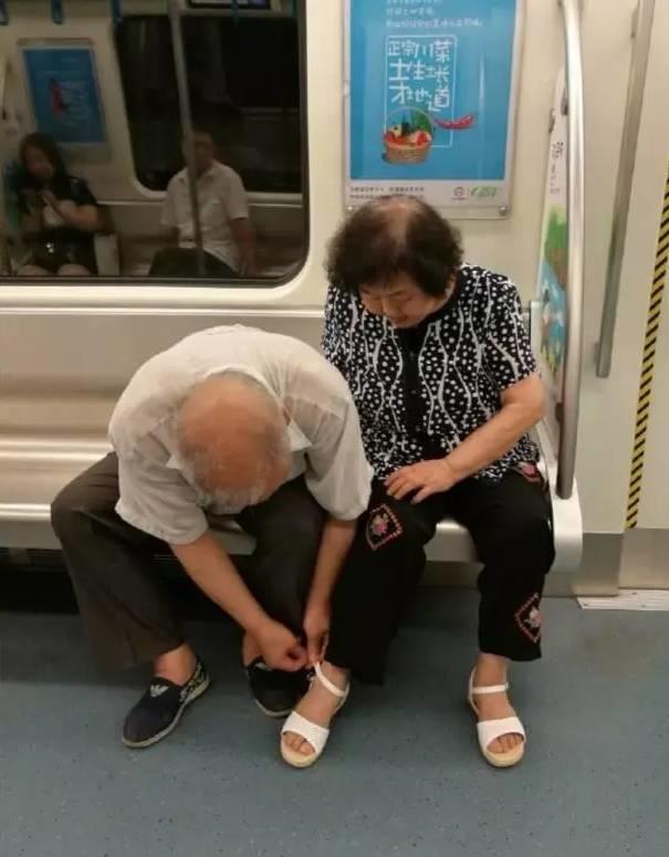 暖哭！男童地铁手写小纸片：让爸爸多睡会儿