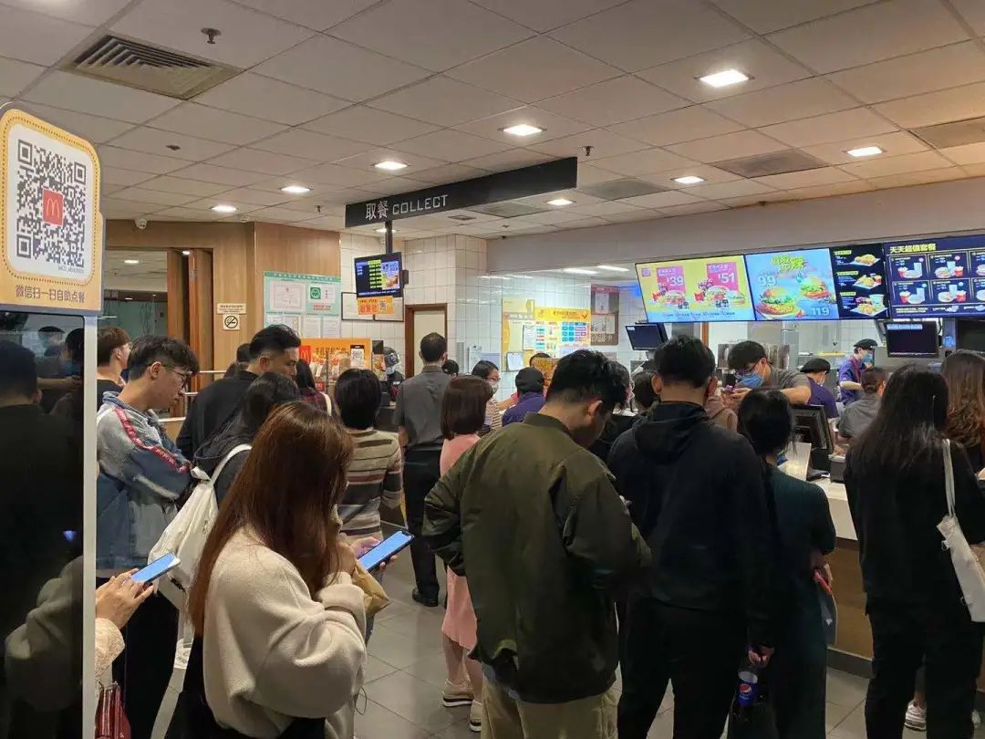 夸张！东莞人昨天是不用上班的？为了一个板烧鸡腿堡排队5小时！